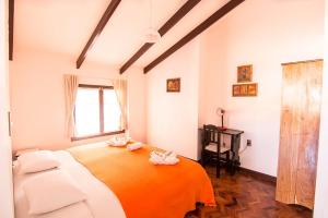 A bed or beds in a room at CasArte Takubamba B&B