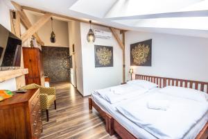 Postel nebo postele na pokoji v ubytování In Spirit, hotel v Rožnovském pivovaru - Pivní Lázně, Wellness & Čokoládovna