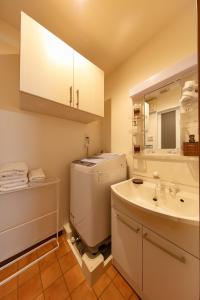 y baño con lavamanos, aseo y lavamanos. en Stay SAKURA Nihonbashi / Vacation STAY 51029, en Osaka