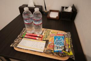 bandeja con libros y botellas de agua en una mesa en Stay SAKURA Nihonbashi / Vacation STAY 51029, en Osaka