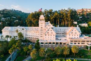 - une vue aérienne sur un grand bâtiment blanc avec une tour dans l'établissement The Claremont Club & Spa, A Fairmont Hotel, à Berkeley