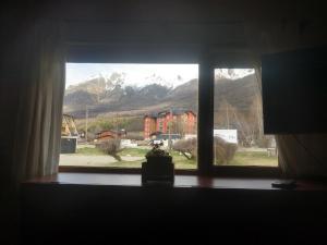 ventana con vistas a la montaña en Enjoy Catedral en San Carlos de Bariloche