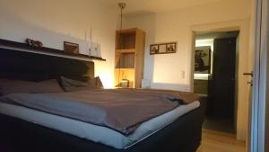 um quarto com uma cama grande num quarto em Kuhnest em Scheidegg
