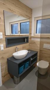uma casa de banho com um lavatório e um WC em Kuhnest em Scheidegg