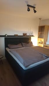 1 cama grande en un dormitorio con techo en Kuhnest, en Scheidegg