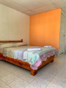 a bedroom with a bed with two towels on it at Posada Donde Pilo Avila in San Andrés