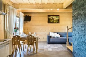 Χώρος καθιστικού στο Domki GliczarowSKI z Jacuzzi & Sauna