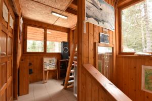 eine Blockhütte mit einer Treppe in einem Zimmer mit Holzwänden in der Unterkunft Къща Семково in Belitsa