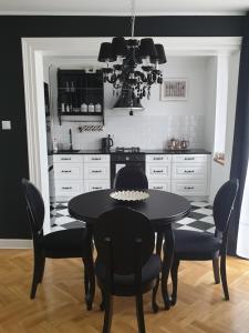 une cuisine avec une table et des chaises dans l'établissement Apartament Twarda, à Varsovie