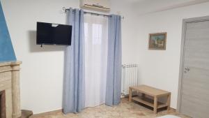A television and/or entertainment centre at Notti Rosa B&B