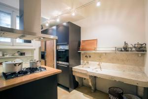 una cucina con fornelli e piano di lavoro di Flat Two a Roma