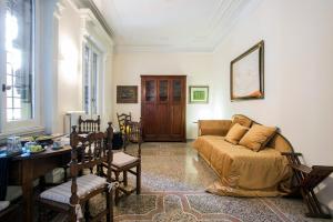 un soggiorno con un letto, un tavolo e delle sedie di Flat Two a Roma