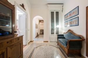 un soggiorno con un divano blu e una TV di Flat Two a Roma