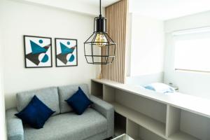 a living room with a couch and blue pillows at Beach Class, Ilha do Leite, Flat completo 1406 in Recife