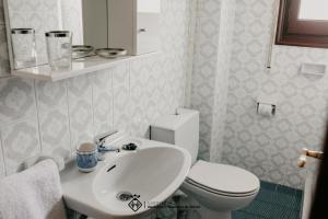 une salle de bain avec des toilettes blanches et un lavabo dans l'établissement Casa Agata, à Miami Platja 39 autres photos