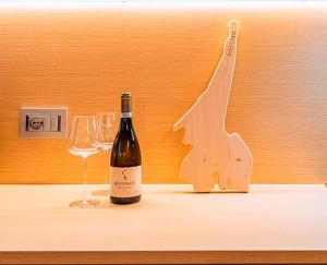 Una botella de vino y dos copas en una mesa. en Dreamy apartment Tre Corone Old Town CIR 017067-CNI-00565 en Desenzano del Garda