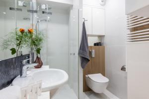 A bathroom at Plac Bankowy Serviced Apartments