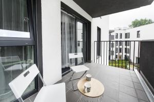 Balkón alebo terasa v ubytovaní SuperApart Augustówka 73 "Sleek 1BR Home with Balcony & Pet-Friendly"