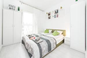 Posteľ alebo postele v izbe v ubytovaní SuperApart Augustówka 73 "Sleek 1BR Home with Balcony & Pet-Friendly"