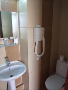 La salle de bains est pourvue d'un lavabo et de toilettes. dans l'établissement PLAISIR, à Ploieşti
