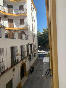 widok z korytarza budynku w obiekcie Hostal Alcobia w Sewilli