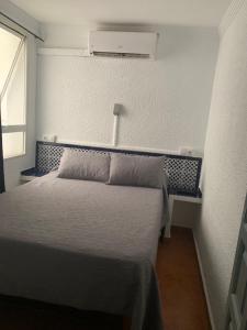 Łóżko lub łóżka w pokoju w obiekcie Hostal Alcobia