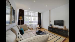 TV a/nebo společenská místnost v ubytování Casa Valentuñana - Marbella Centro