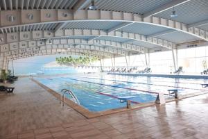- une grande piscine dans un grand bâtiment dans l'établissement PLAISIR, à Ploieşti