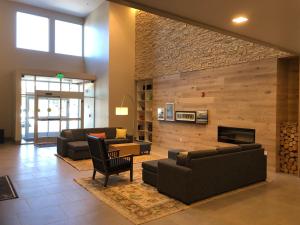 sala de estar con sofás y chimenea en Country Inn & Suites by Radisson, Flagstaff Downtown, AZ, en Flagstaff