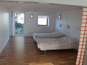 FågelmaraにあるStålemara Gård Prutgåsenのベッドルーム1室(ベッド2台付)が備わります。