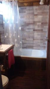 Ένα μπάνιο στο Suites Vito Dumas 2