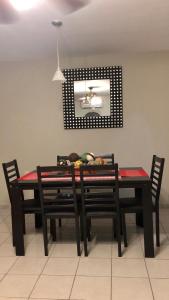 ein Esszimmer mit einem Tisch, Stühlen und einer Lampe in der Unterkunft Departamento Zona Dorada in Mazatlán
