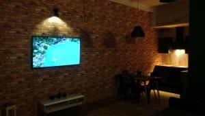 Telewizja i/lub zestaw kina domowego w obiekcie Apartament 5 przy Parku Leśnym