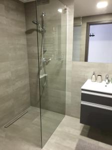 łazienka z prysznicem i umywalką w obiekcie Apartament 5 przy Parku Leśnym w Polanicy Zdroju +12 zdjęć
