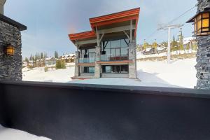 un edificio sobre una pendiente cubierta de nieve en Edge 21, en Big White