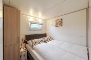 een slaapkamer met een bed in een kleine kamer bij Tiny floating house, Mallorca in Maastricht