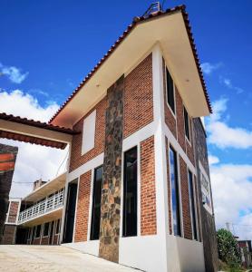 un edificio di mattoni con un cielo blu sullo sfondo di Hotel Tlatoani a Chignahuapan