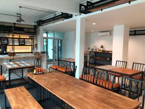a restaurant with wooden tables and chairs at Richmond Nan Hotel in Nan