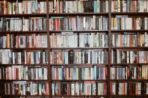 una libreria piena di tanti libri di The Jensen Potts Point a Sydney