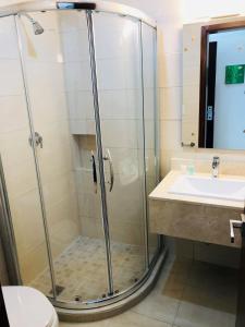 Koupelna v ubytování Imperla Hotel