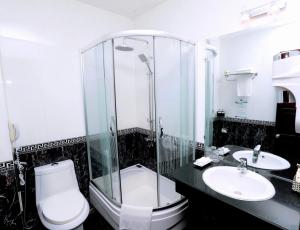 Kylpyhuone majoituspaikassa Cong Doan Thanh Binh Hotel