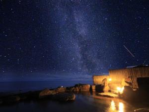 una vista notturna della Via Lattea sull'oceano di TheMana Village a Tosashimizu