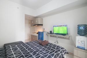 Μια τηλεόραση ή/και κέντρο ψυχαγωγίας στο Apartemen The Springlake Summarecon Bekasi by Aparian