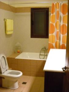 ein Badezimmer mit einem WC, einer Badewanne und einem Waschbecken in der Unterkunft The Sea View Villa privately villa in Pefkali