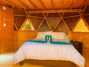 Un pat sau paturi într-o cameră la Glamping Los Balcones