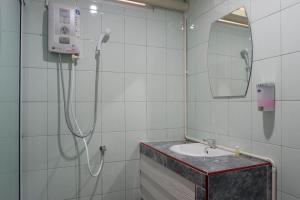 Koupelna v ubytování KritshanaJPR 3 K Hotel
