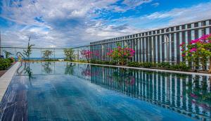 Hồ bơi trong/gần HSuites Hotel and Apartment