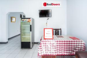 TV a/nebo společenská místnost v ubytování RedDoorz Syariah near RSUD Cimacan
