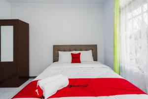 Postel nebo postele na pokoji v ubytování RedDoorz Syariah near RSUD Cimacan