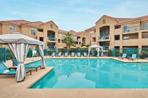 Bazén v ubytování Hyatt House Scottsdale Old Town nebo v jeho okolí